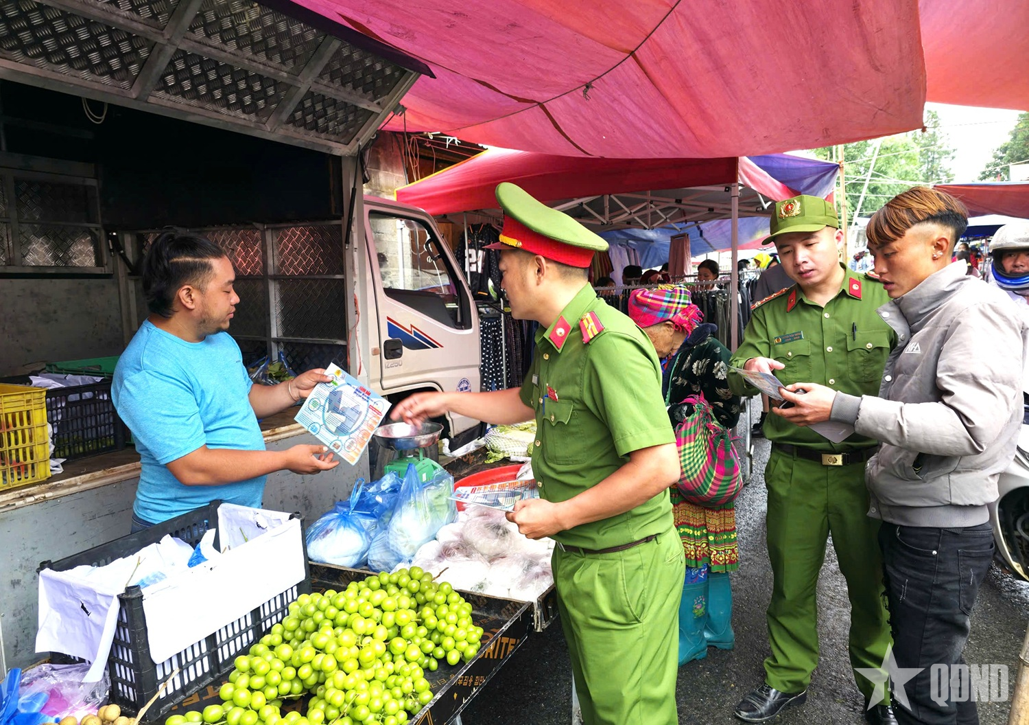 Công an xã biên giới Sơn Vĩ (Tuyên Quang) đẩy mạnh tuyên truyền phòng chống tội phạm tại chợ phiên